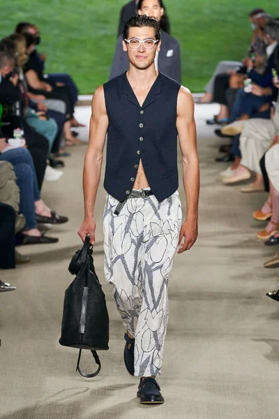Look 15